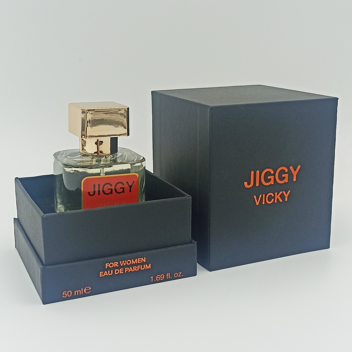 Tatlı vanilya, çikolata ve paçuli notalarına sahip kalıcı JIGGY Vicky 50 ml kadın parfümü