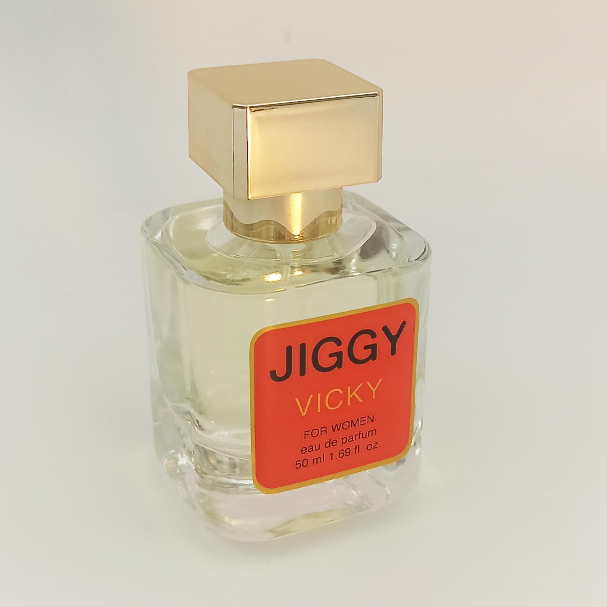 Tatlı vanilya, çikolata ve paçuli notalarına sahip kalıcı JIGGY Vicky 50 ml kadın parfümü