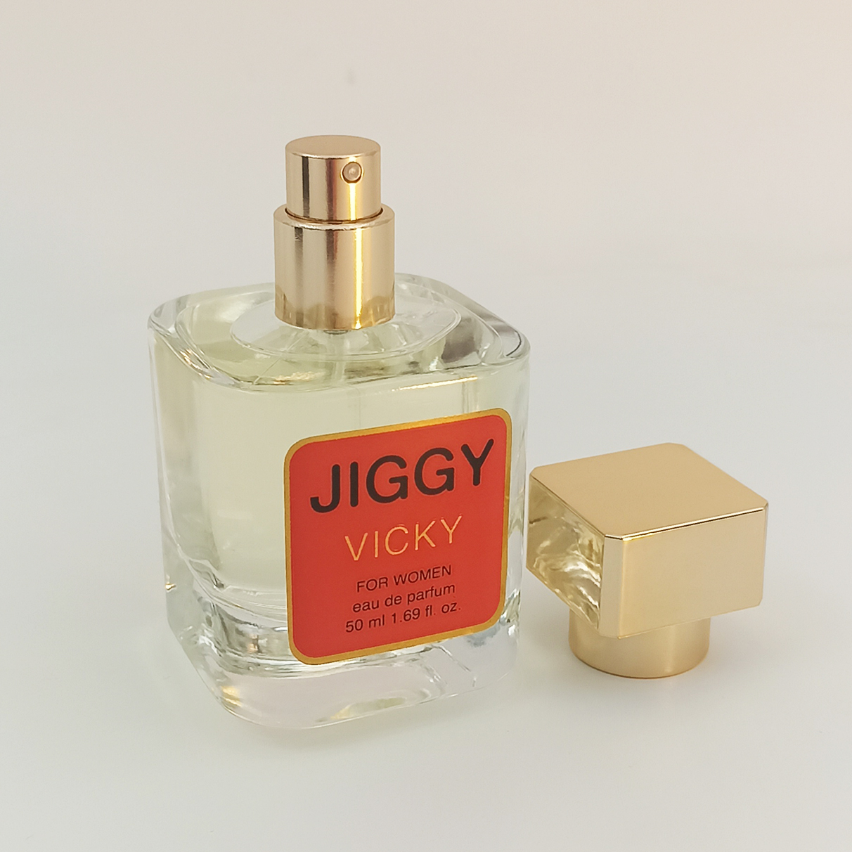 Tatlı vanilya, çikolata ve paçuli notalarına sahip kalıcı JIGGY Vicky 50 ml kadın parfümü